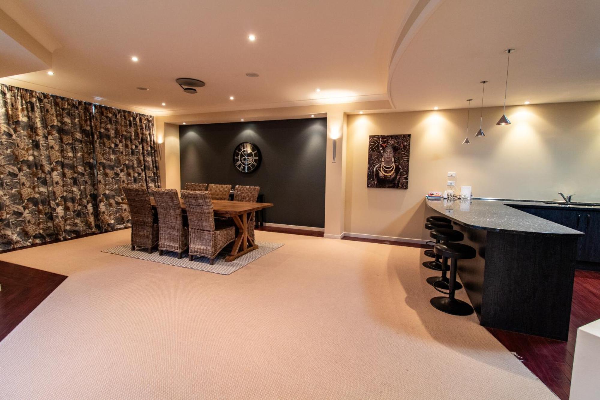 Large Luxury Apartment Located Right In Town Taupo Exterior photo
